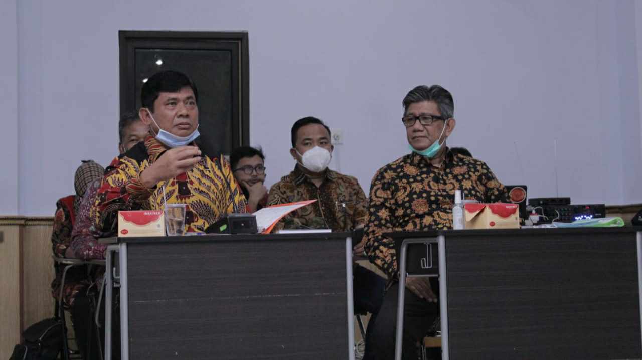 Syafril Nursal saat hadiri sidang promosi doktor Sesraria Yuvanda
