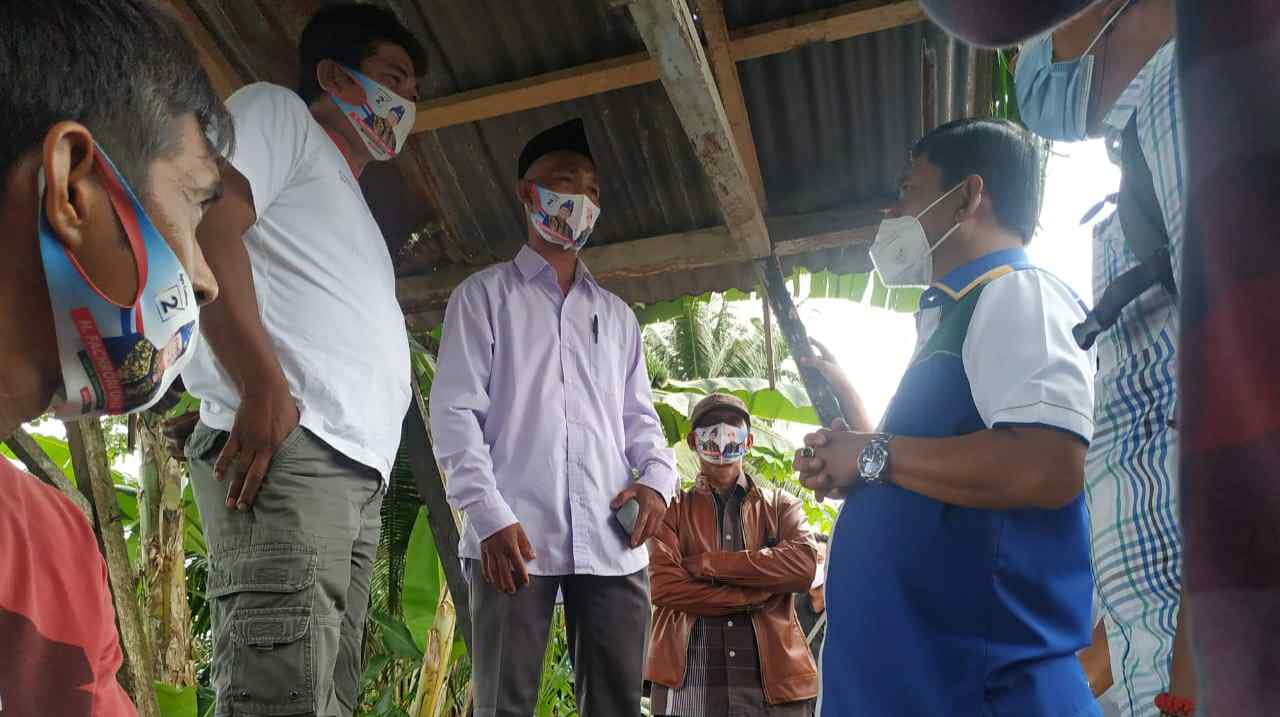 Syafril Nursal saat kunjungi petani kerambah ikan Desa Aro