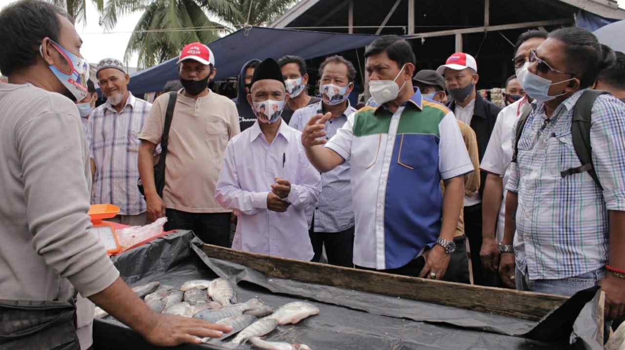 Syafril Nursal saat blusukan di Pasar Aro