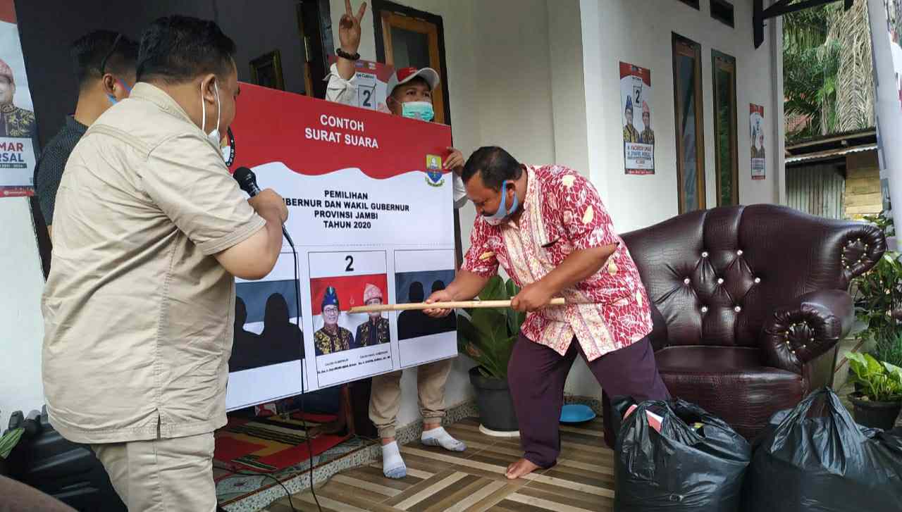 Simulasi pencoblosan Fachrori-Syafril oleh warga Bulian Jaya