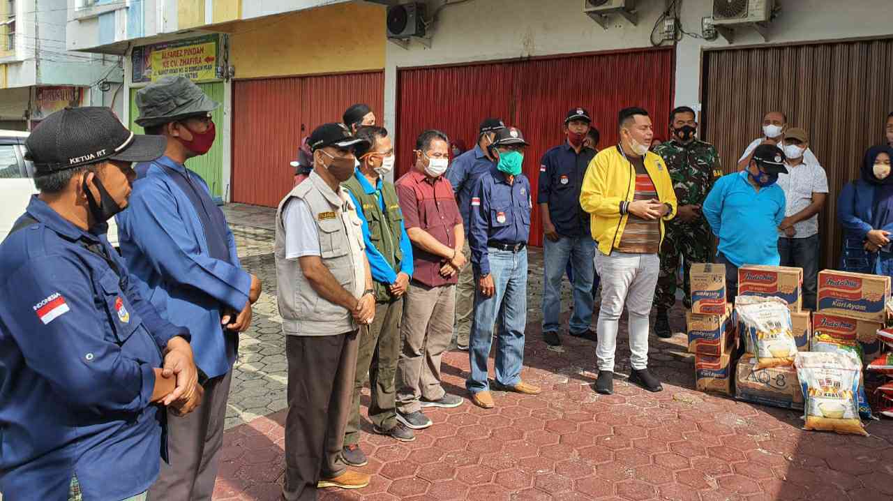 Kemas Faried Alfarelly (jaket kuning) saat berikan bantuan di Legok