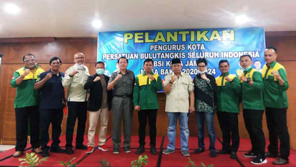 Sesi foto bersama saat pelantikan pengurus PBSI Kota Jambi
