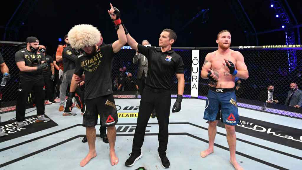 Khabib Nurmagomedov sukses mengalahkan Justin Gaethje