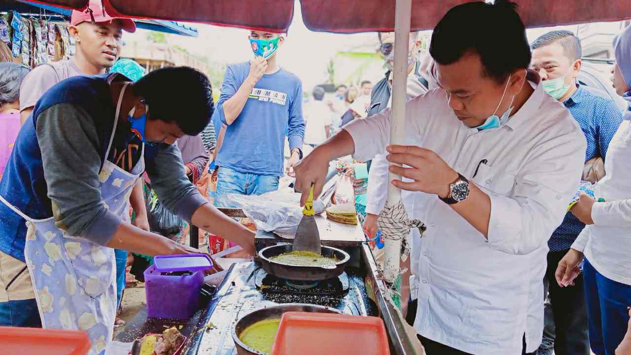 Al Haris saat membeli martabak di Pasar Berau CNG