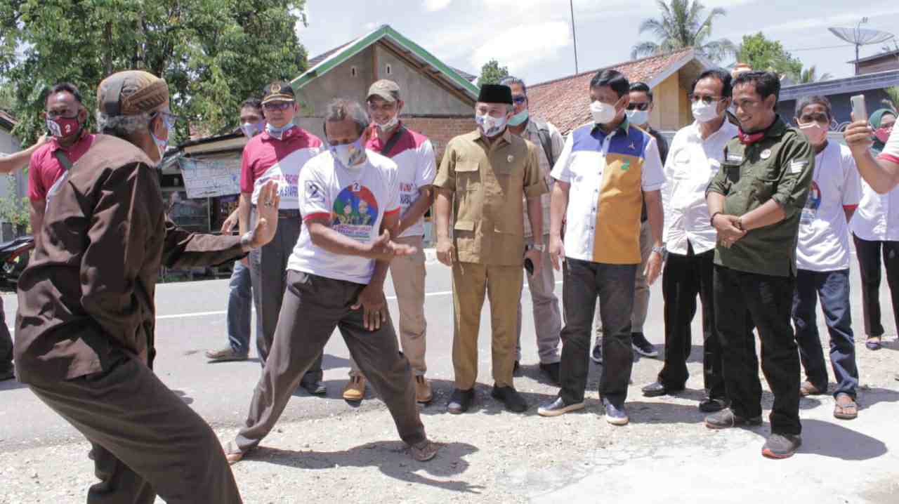 Atraksi pancak silat saat penyambutan Syafril Nursal di Sarolangun
