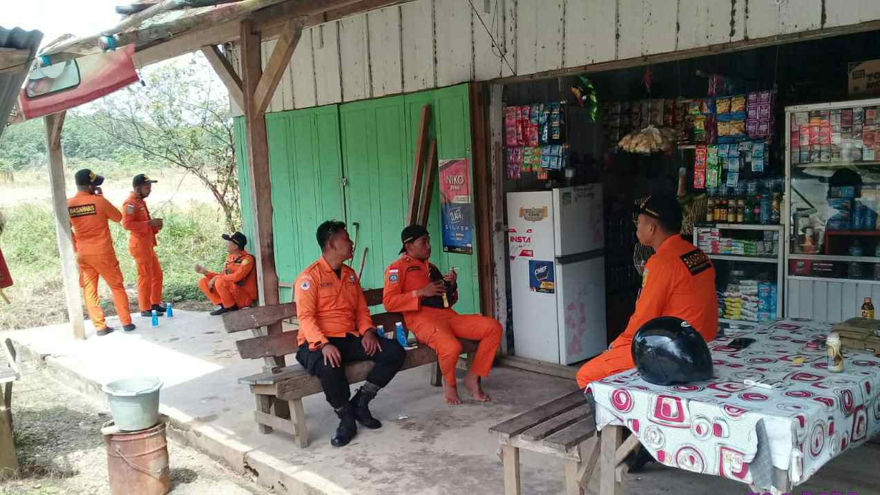 Tim SAR saat menacari korban tenggelam di Sungai Batang Tabir
