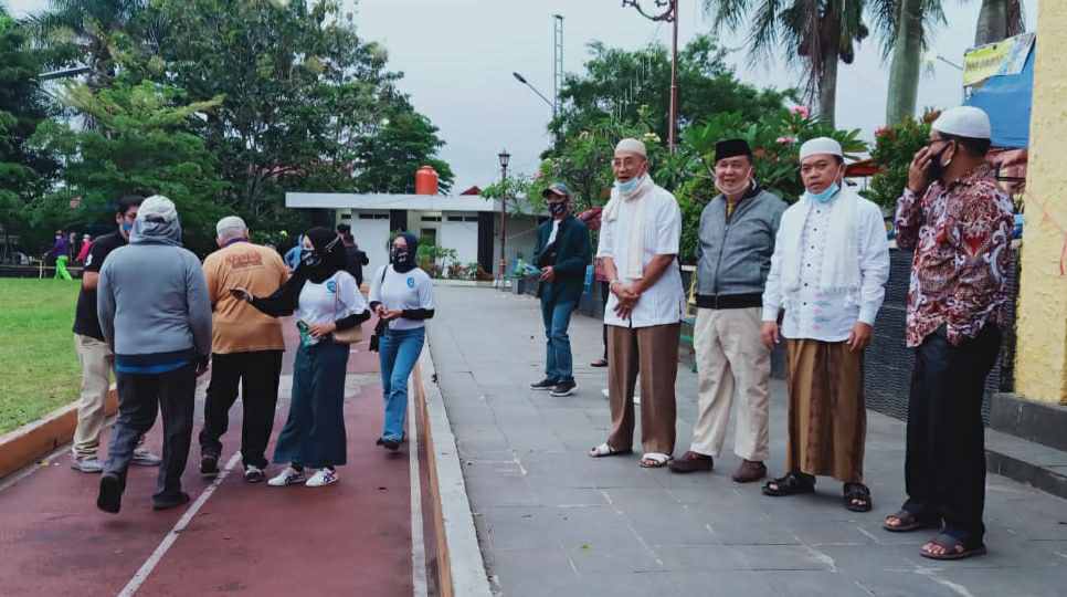 Al Haris saat jalan santai di Jalan Lapangan Merdeka Sungai Penuh 
