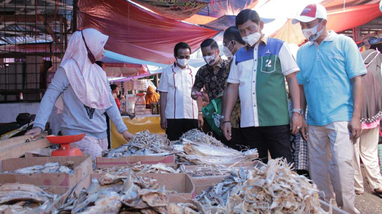 Syafril Nursal saat blusukan di Pasar Baru Bangko
