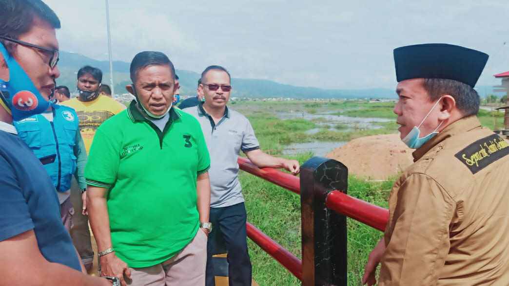 Al Haris saat melihat rawa sawah terlantar di Cangking, Sungai Penuh