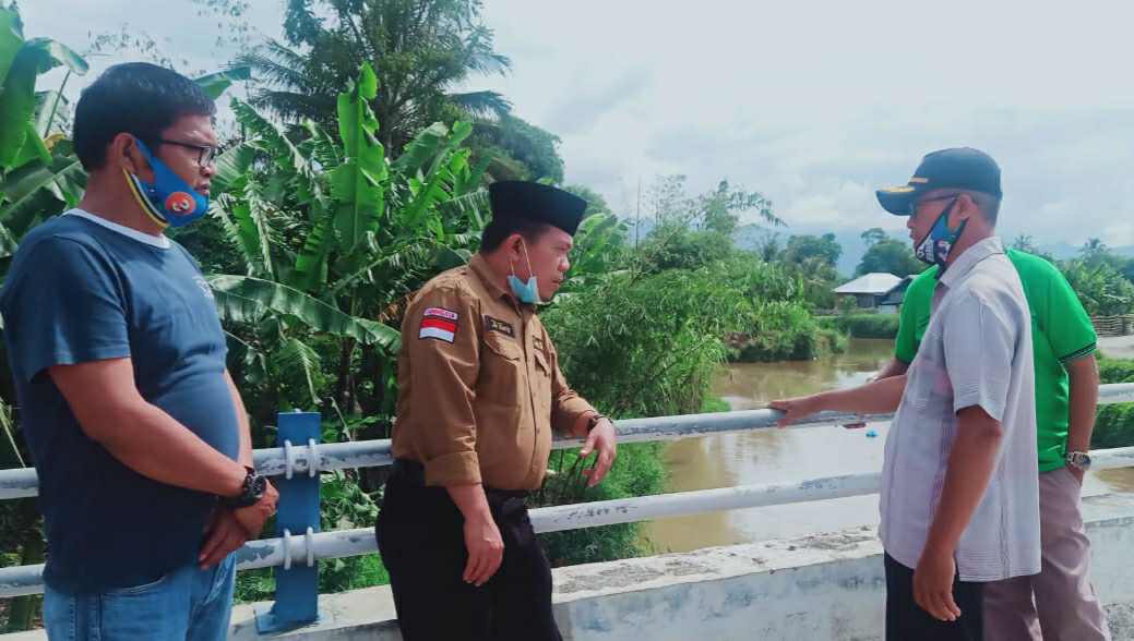 Al Haris saat melihat kondisi Sungai Batang Merao