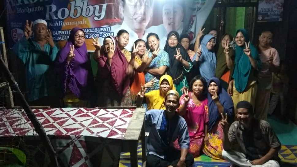 Emak-emak dan milenial Romi-Robby Mendahara