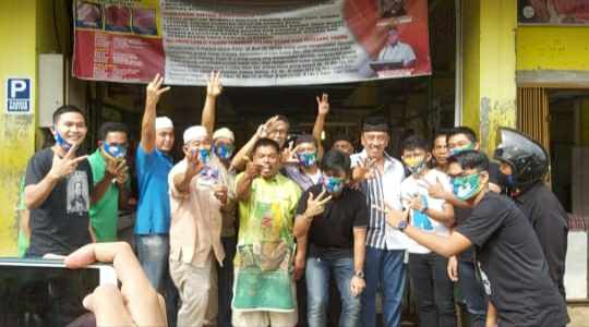 Rivaldi dan GEMA Kota Jambi saat bagikan masker di Pasar Angso Duo Baru Jambi
