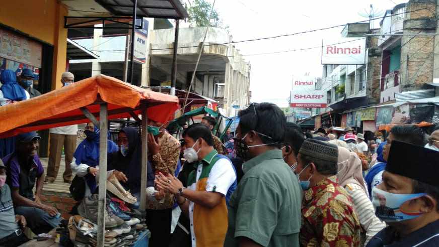 Syafril Nursal saat blusukan di Pasar Sungai Penuh