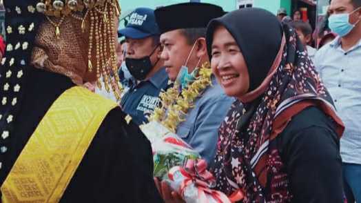 Al Haris didampingi isteri saat silaturahmi dengan warga di Pasar Jujun