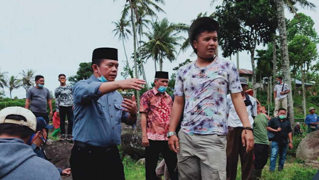 Al Haris bersama warga Jujun saat gotong royong