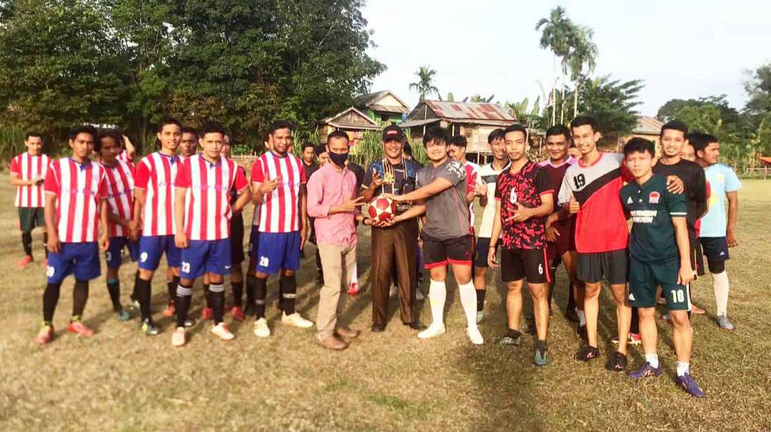 Rivaldi dan GEMA Kota Jambi saat hadiri pembukaan tournament sepak bola di Tanjung Johor