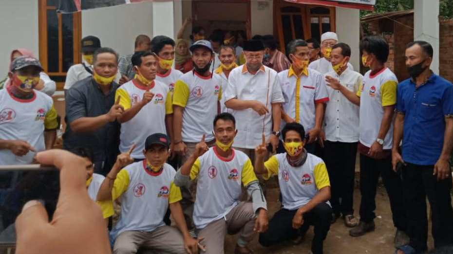 Cek Endra bersama warga Sungai Gelam