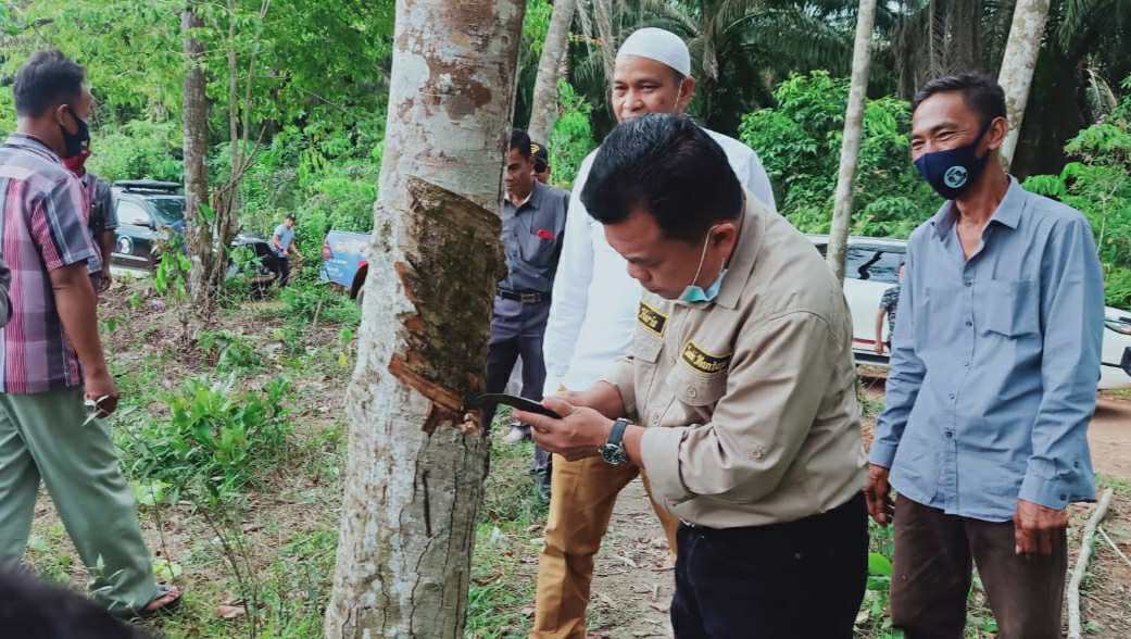 Al Haris saat silaturahmi dengan kelompok tani karet di Dusun Sungai Jerat, Desa Sungai Landai