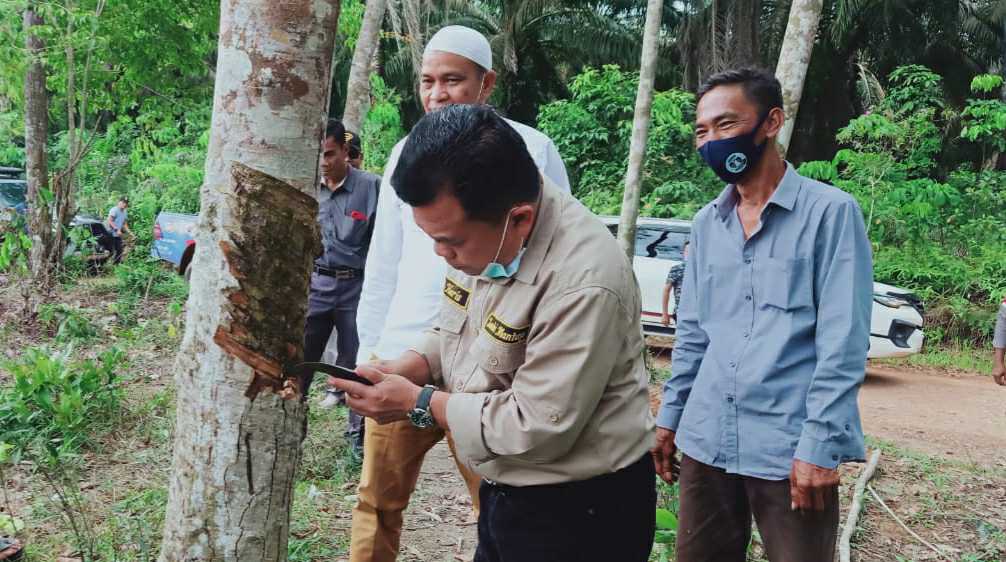 Al Haris saat silaturahmi dengan kelompok tani karet di Dusun Sungai Jerat, Desa Sungai Landai
