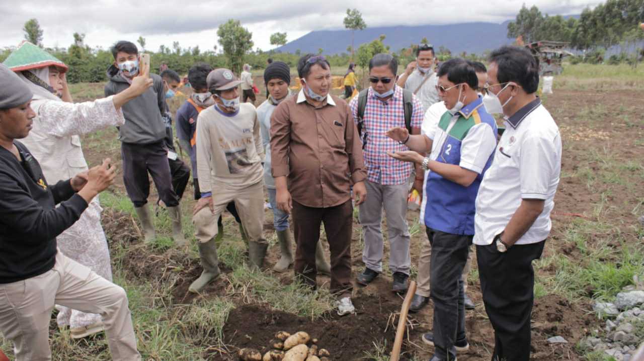 Syafril Nursal saat menyapa petani kentang di Kayo Aro