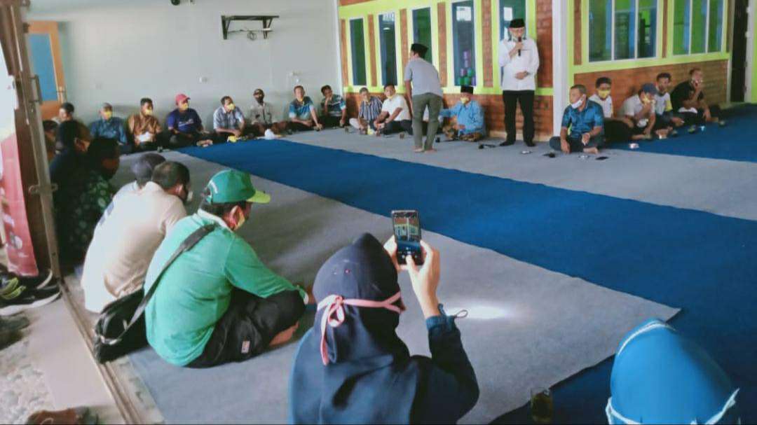 Cek Endra saat silaturahmi dengan warga Desa Panerokan, Kecamatan Bajubang, Kabupaten Batanghari