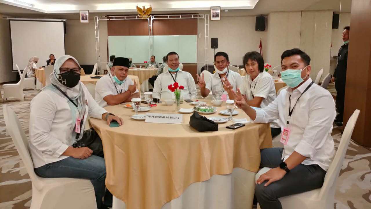 Romi-Robby bersama Tim Pemenangan dan Center R2