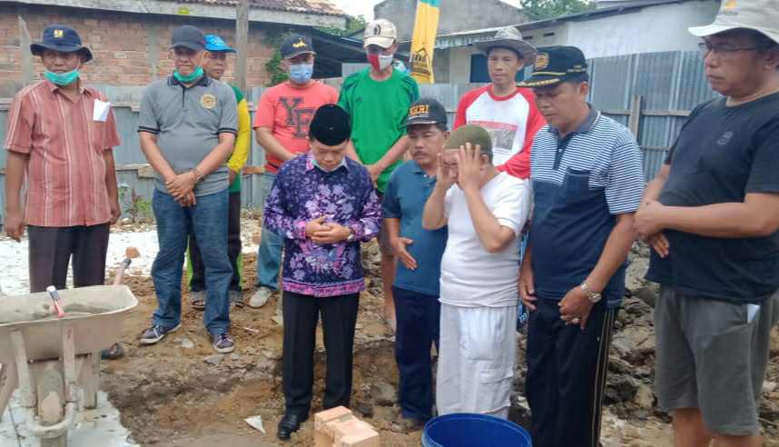 Al Haris saat peletakan batu pertama pembangunan Masjid Nurhasanah di Kembar Lestari I, Kota Jambi