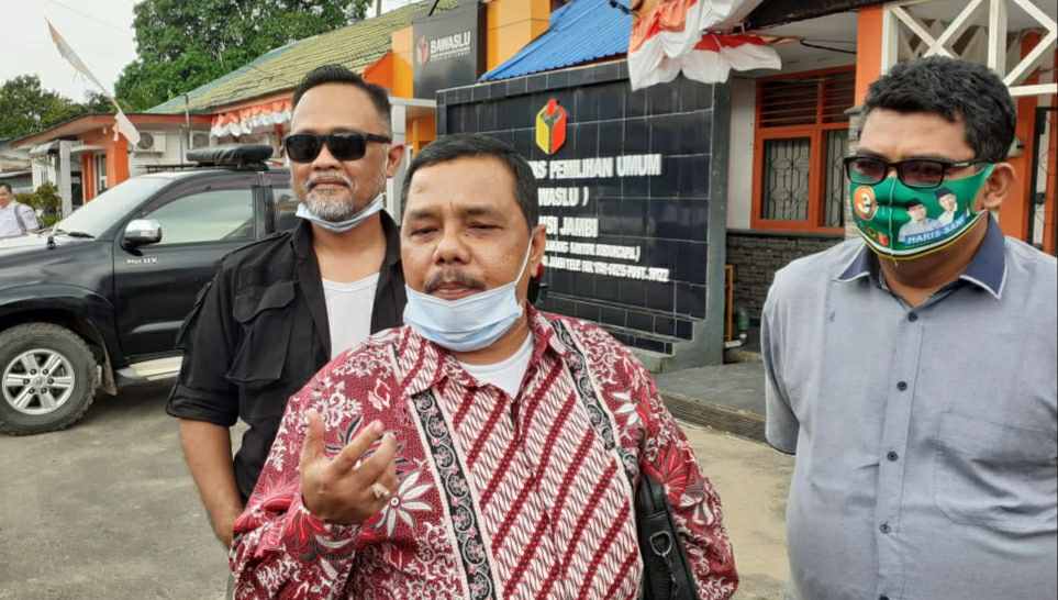 Sarbaini dan Ritas Mariyanto usai jalani pemeriksaan di Bawaslu Jambi