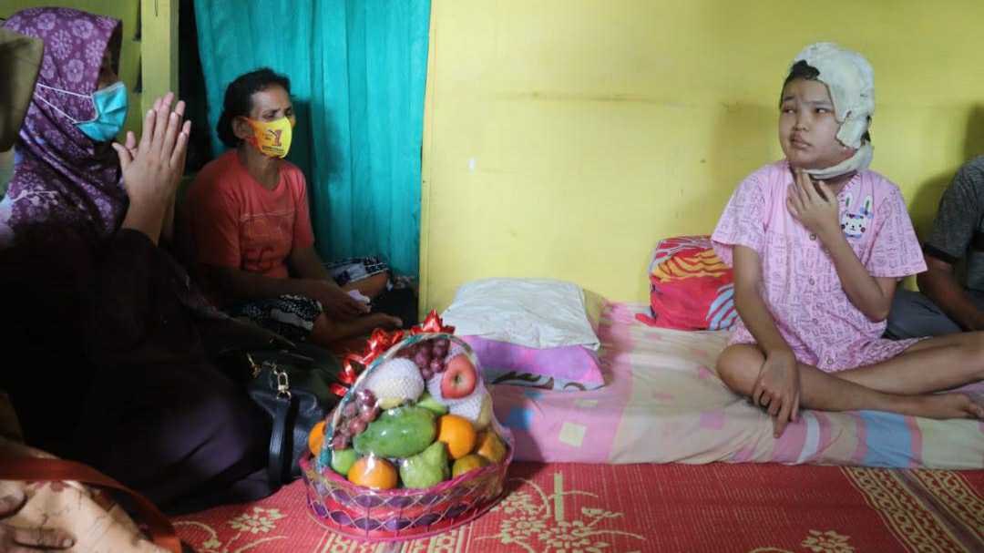 Rosita Cek Endra saat menjenguk Lina penderita tumor otak