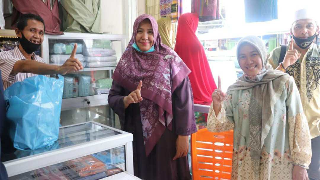 Rosita Cek Endra saat berbelanja pakaian muslim di Toko Azzahra