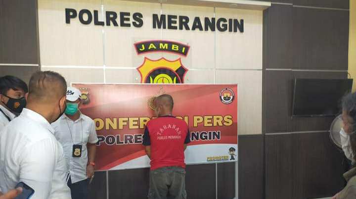 Kades Keroya saat diamankan Polres Merangin