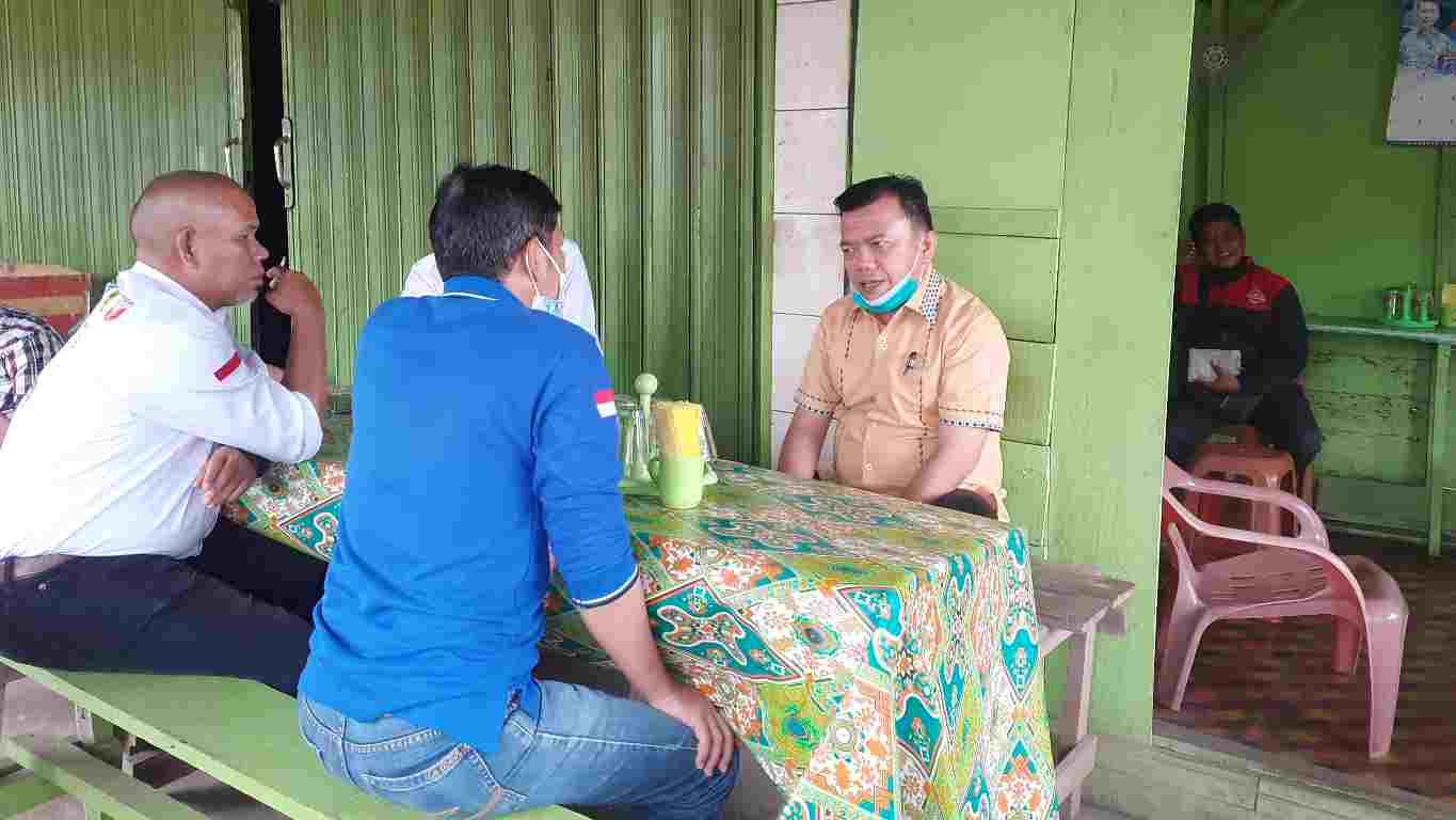 Al Haris saat sarapan di warung tepi jalan, Simpang Sungai Duren, depan SPBU