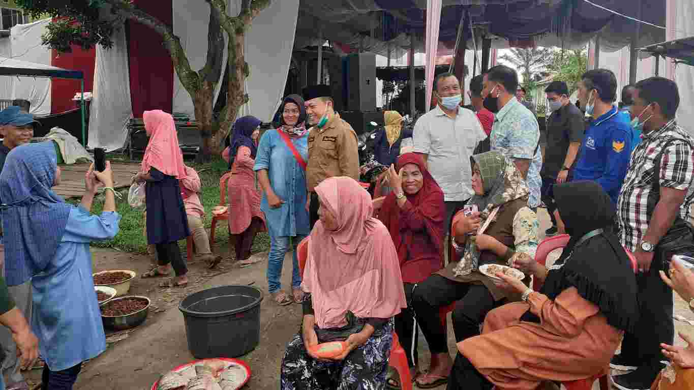 Al Haris saat disambut emak-emak Desa Pematang Jering