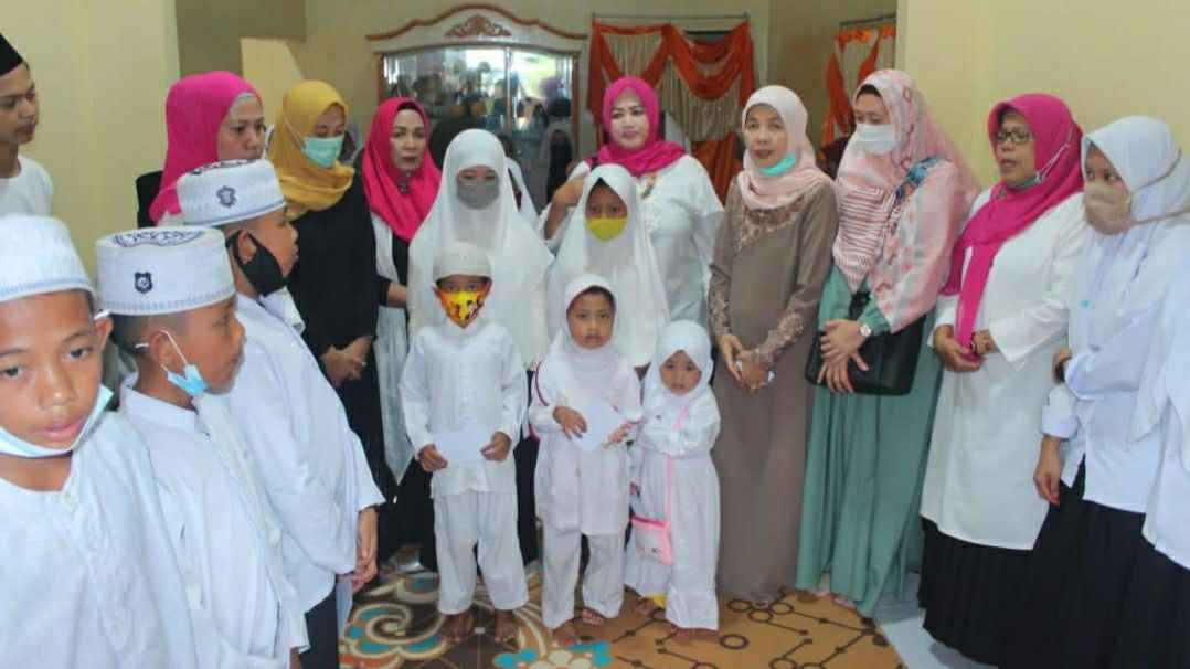 Cik Marleni dan TIM SPCE saat silaturahmi di Desa Mekar Sari, Bajubang