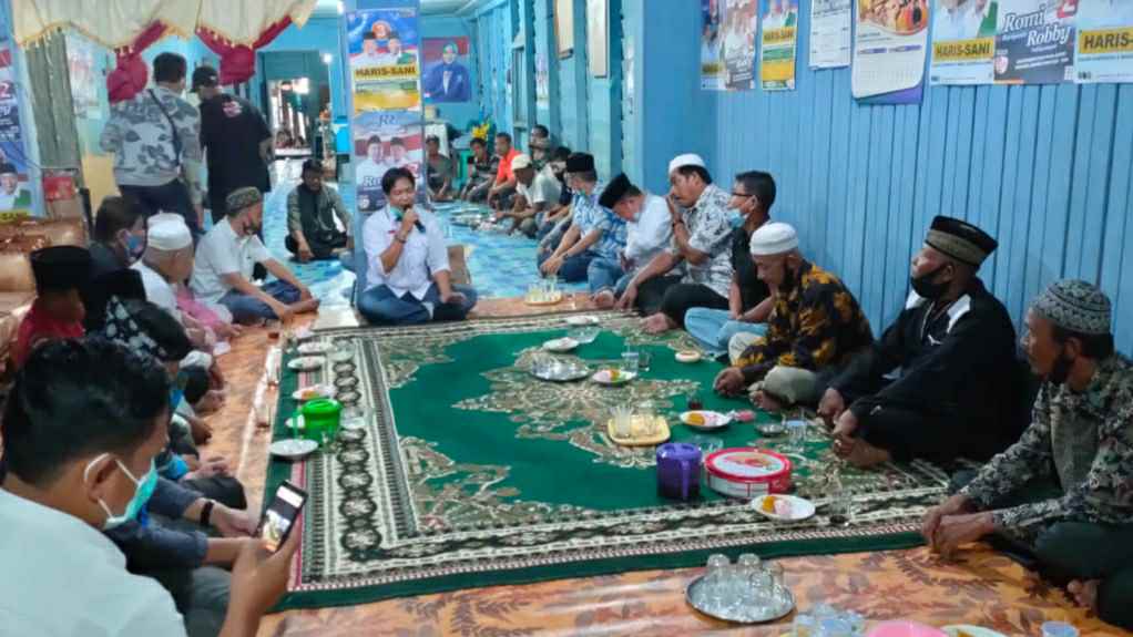 Al Haris bersama Mahrup saat sambangi warga Mendahara Ulu