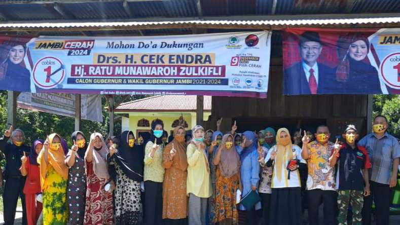 Cik Marleni saat silaturahmi dengan warga Tujuh Koto