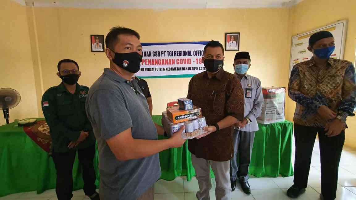 Kemas Faried Alfarelly dan PT TGI saat berikan bantuan penanganan Covid-19 di Kelurahan Sungai Putri
