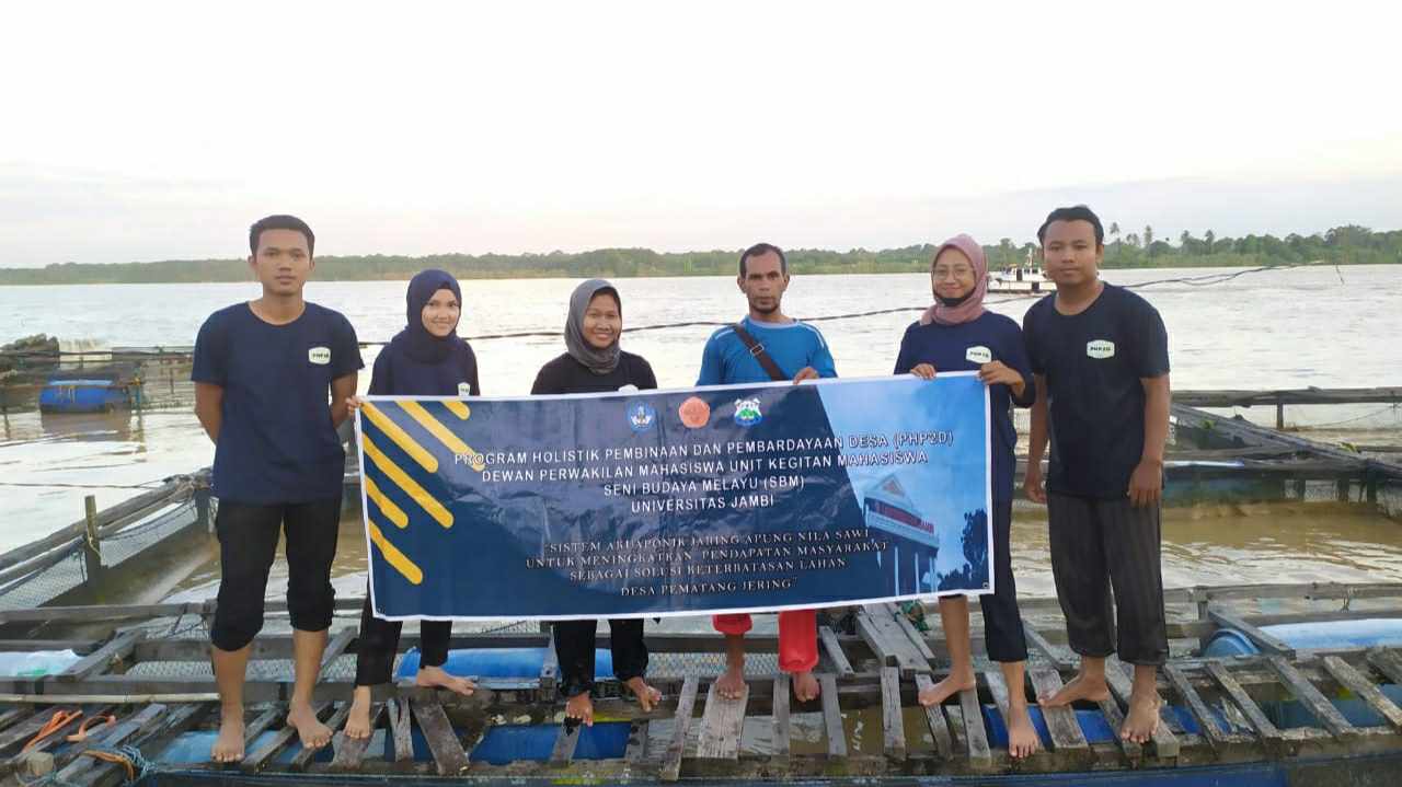 Mahasiswa UNJA saat lakukan budidaya sawi di keramba di Desa Pematang Jering