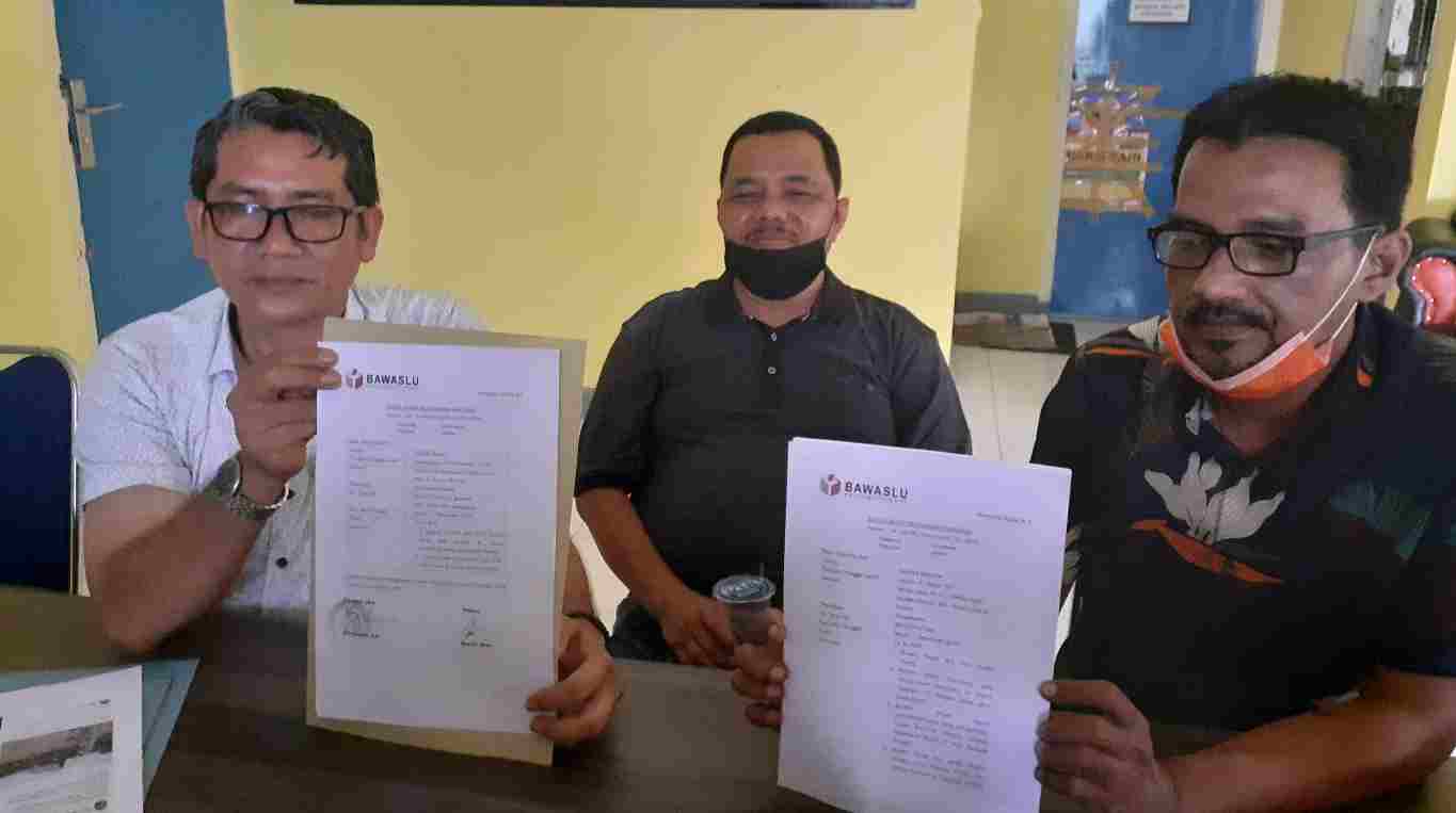 Tim Advokasi Al Haris-Sani dan pelapor saat menunjukan bukti laporan ke Bawaslu Jambi
