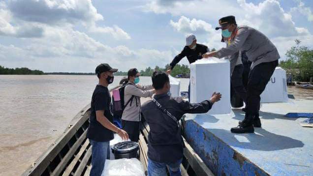 Polsek pengabuan saat pendistribusian logistik Pilkada