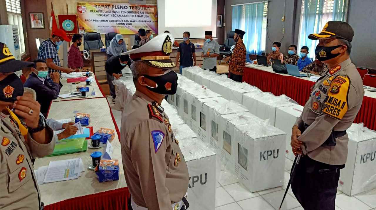 Kapolresta Jambi saat memantau rapat pleno kecamatan