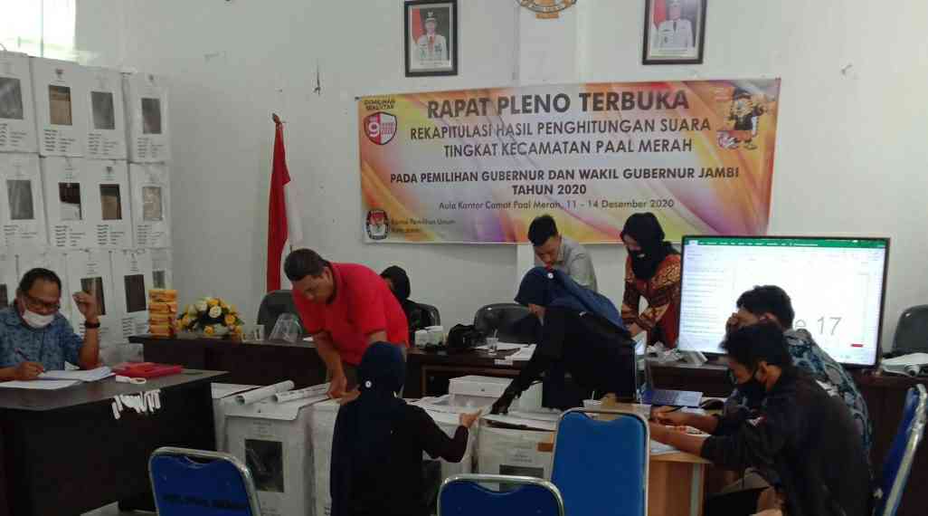 Suasana pleno Kecamatan Paal Merah