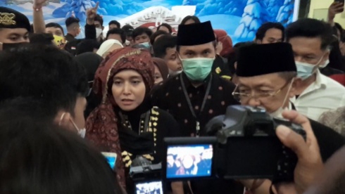 Edi Purwanto dan Cek Endra-Ratu Munawaroh 