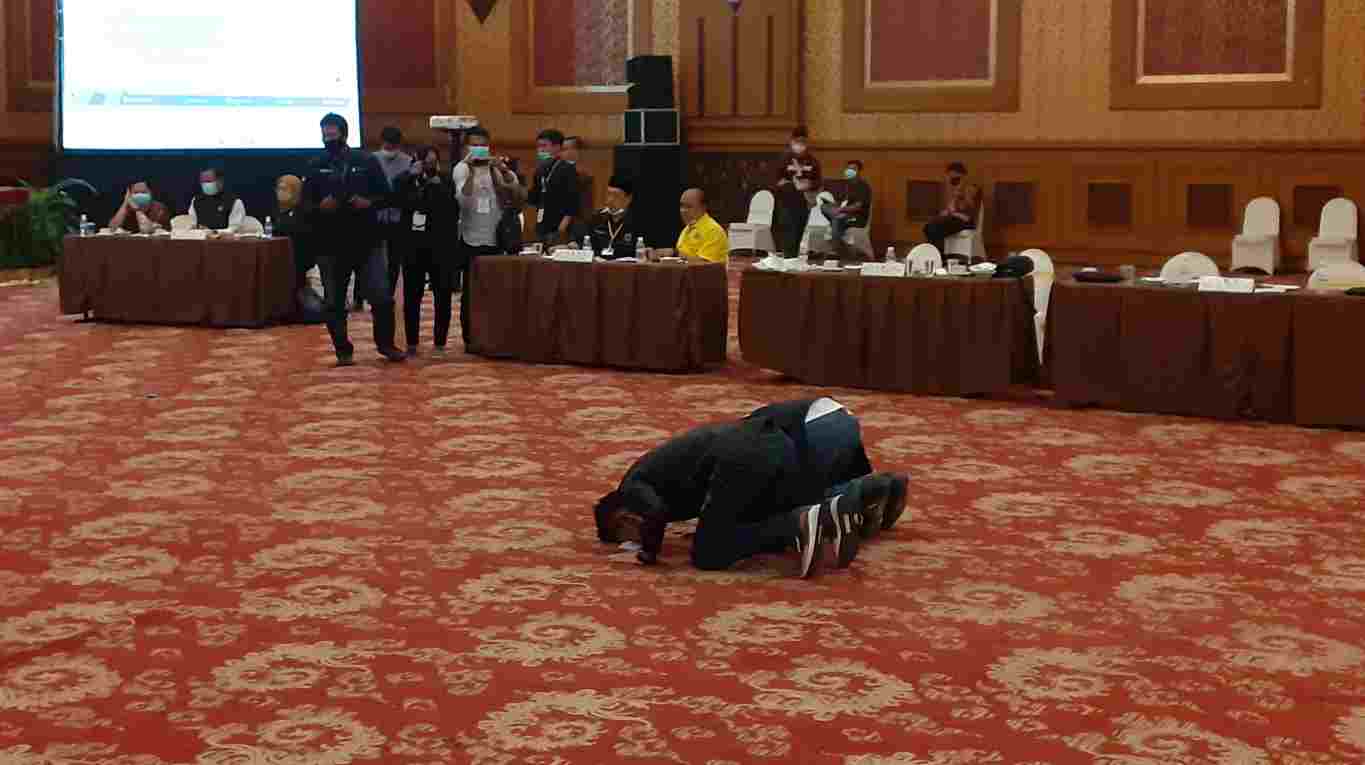 Saksi Paslon 03 saat sujud syukur