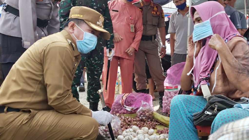 Al Haris saat pantau harga sembako di Pasar Merangin jelang natal dan tahun baru 2021