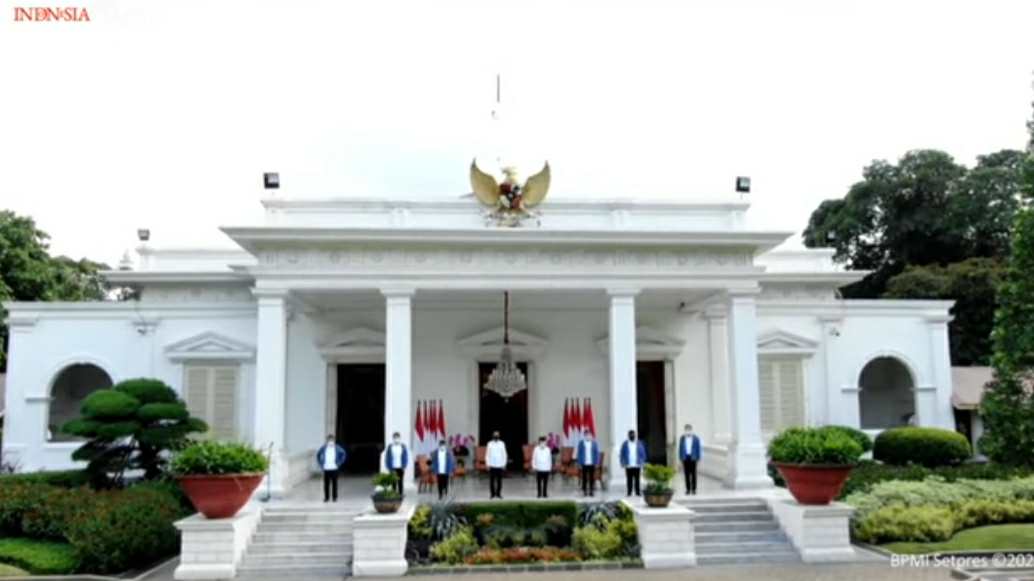 Jokowi didampingi Ma'ruf Amin saat perkenalakan 6 menteri baru Kabinet Indonesia Maju 