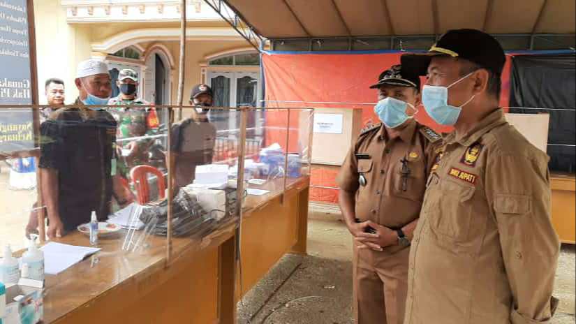 Wabup Mashuri saat peninjauan Pilkades serentak di Merangin