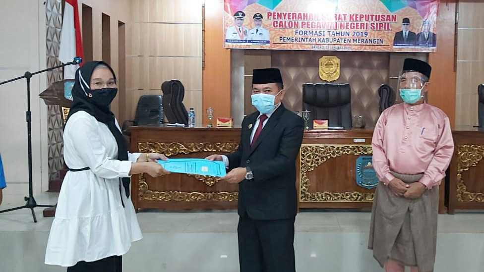 Al Haris saat serahkan SK CPNS