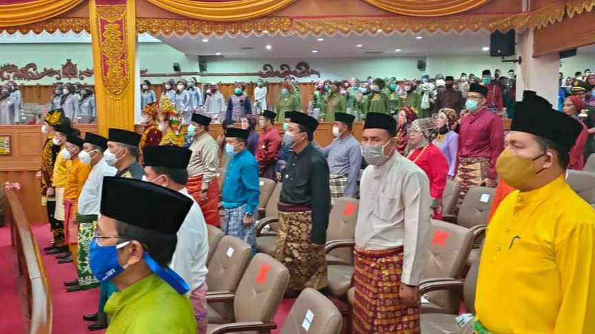 Al Haris beserta kepala daerah di Provinsi Jambi saat hadiri paripurna istimewa