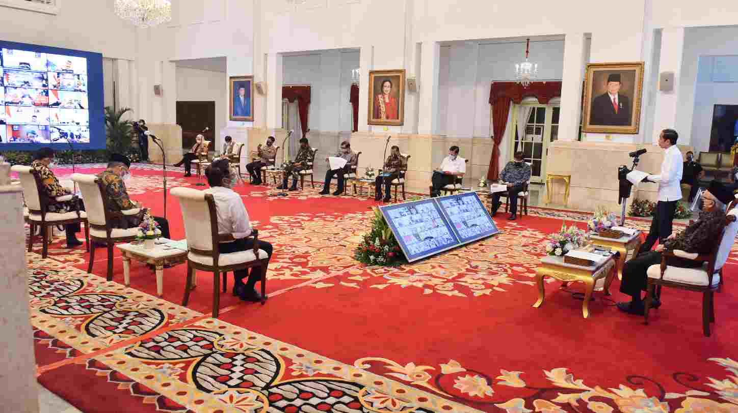 Presiden Jokowi memberikan pengantar pada Rapat Terbatas mengenai Penanganan Pandemi Covid-19